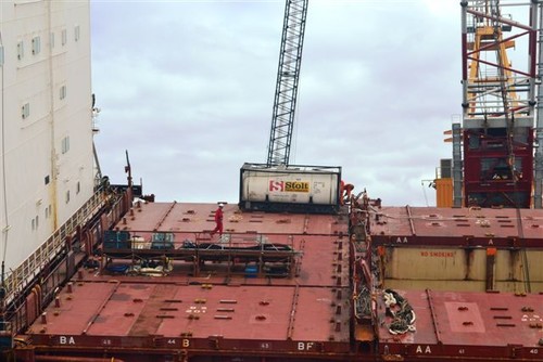 Salvors at work on Rena 5 Jan - Rena Disaster - 5 January 2012 © Maritime NZ www.maritimenz.govt.nz